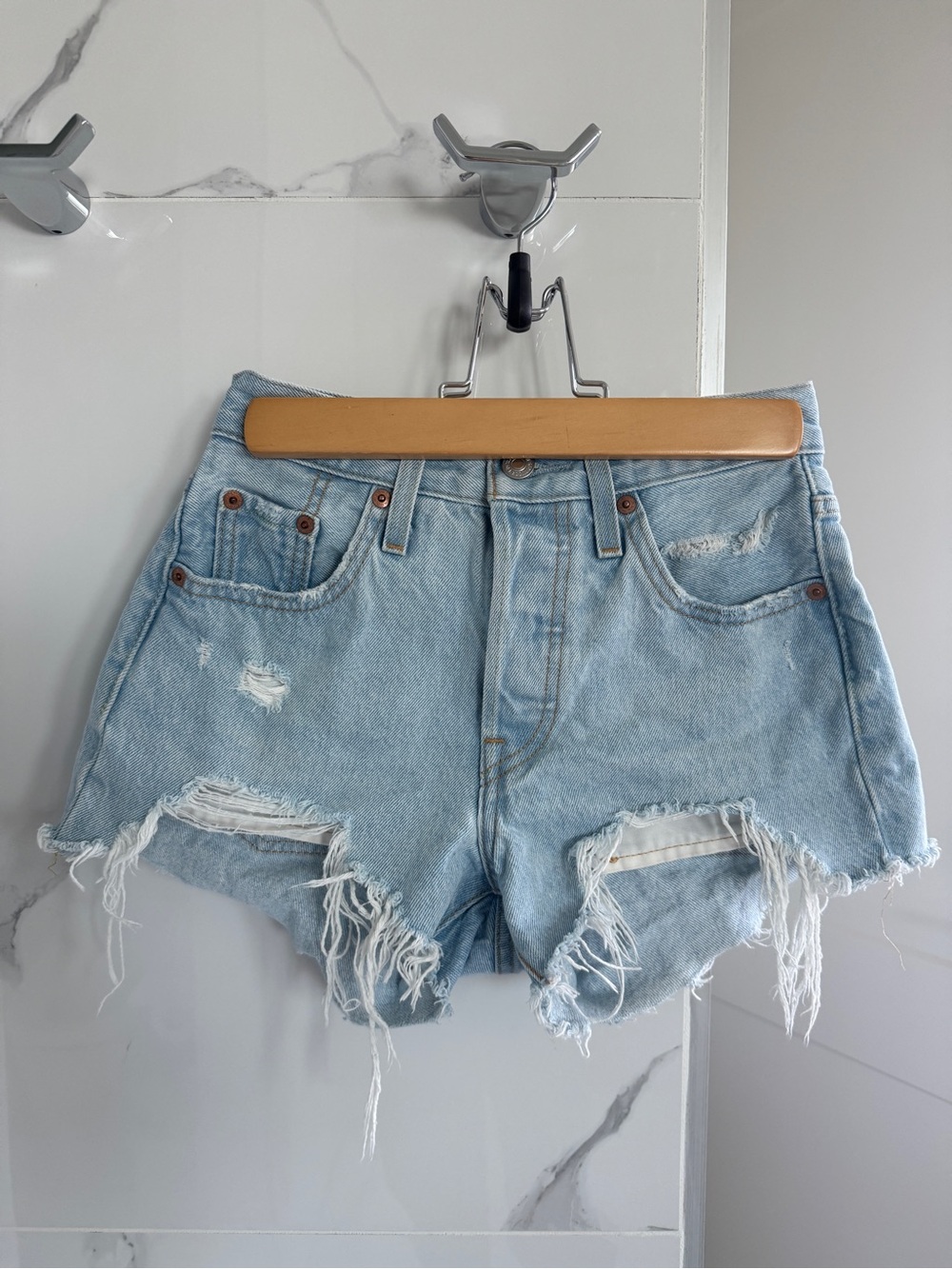 🟥 Levi’s 501 Distressed Denim Shorts - Women size 23